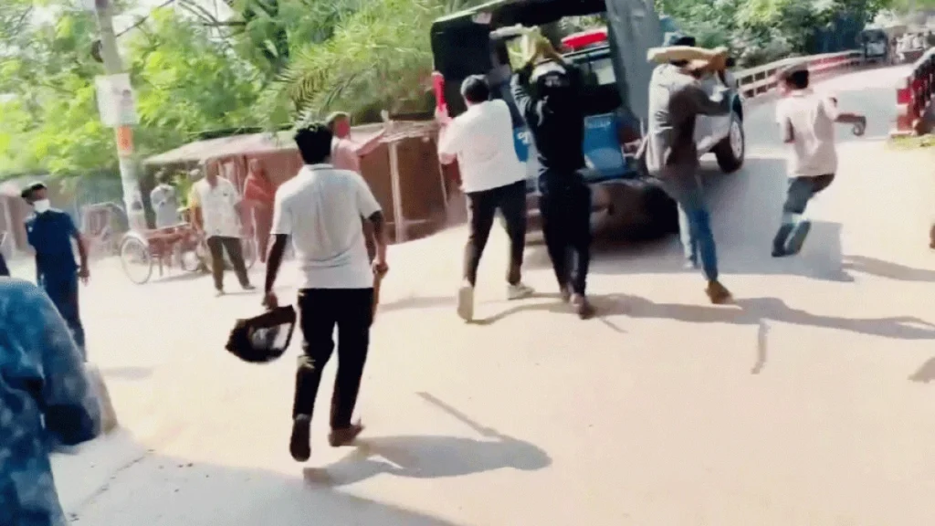 গোপালগঞ্জে পুলিশের গাড়িতে হামলা। ছবি: সংগৃহীত