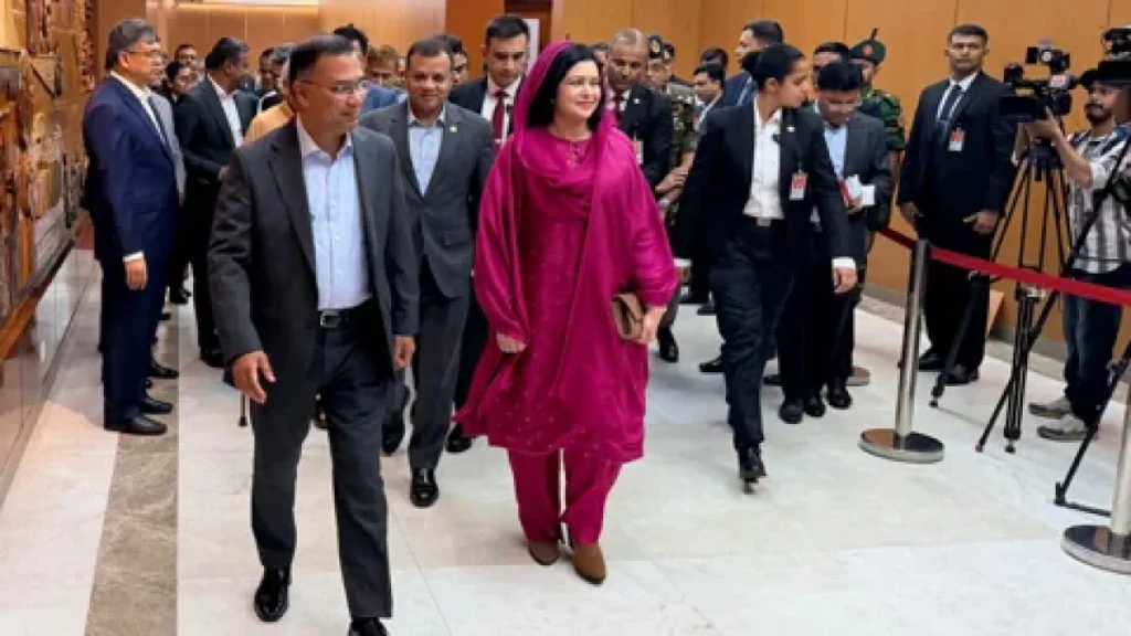 ঢাকার হযরত শাহজালাল আন্তর্জাতিক বিমানবন্দরে প্রধানমন্ত্রী তারেক রহমান ও স্ত্রী জুবাইদা রহমান। ছবি: পিএমও