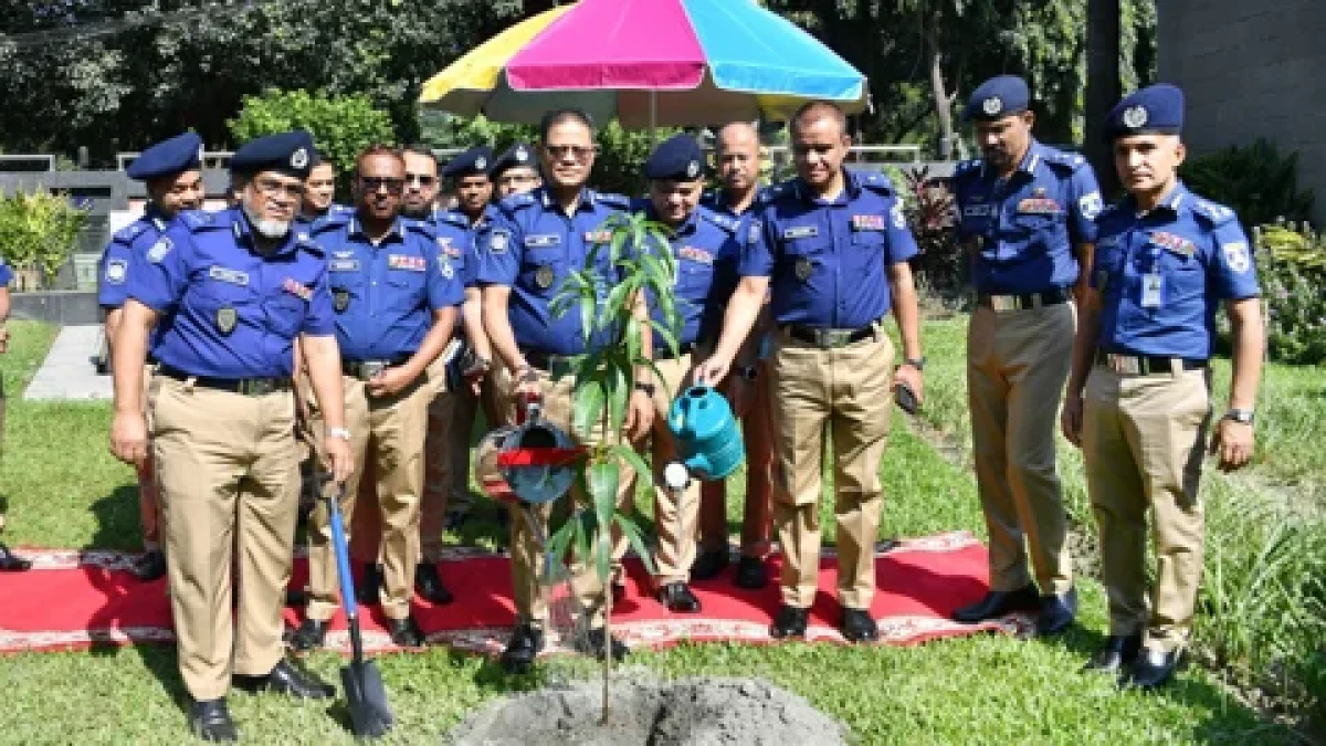 পুলিশ সদর দপ্তরে বৃক্ষরোপণ কর্মসূচি উদ্বোধন আইজিপির