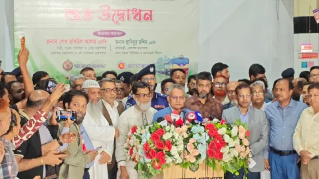 উদ্বোধনী অনুষ্ঠানে সাংবাদিকদের সঙ্গে কথা বলেন রেলমন্ত্রী শেখ রবিউল আলম। ছবি: আজকের পত্রিকা
