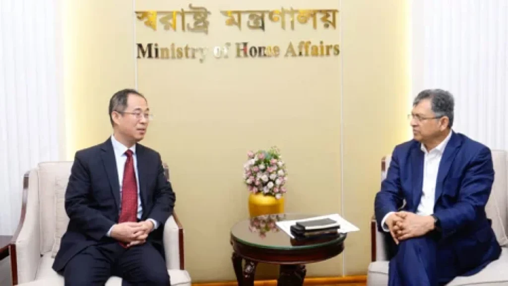 স্বরাষ্ট্রমন্ত্রীর সঙ্গে সৌজন্য সাক্ষাতে বাংলাদেশে নিযুক্ত চীনা দূতাবাসের শার্জ দ্য অ্যাফেয়ার্স ড. লিউ ইউইন। ছবি: বিজ্ঞপ্তি