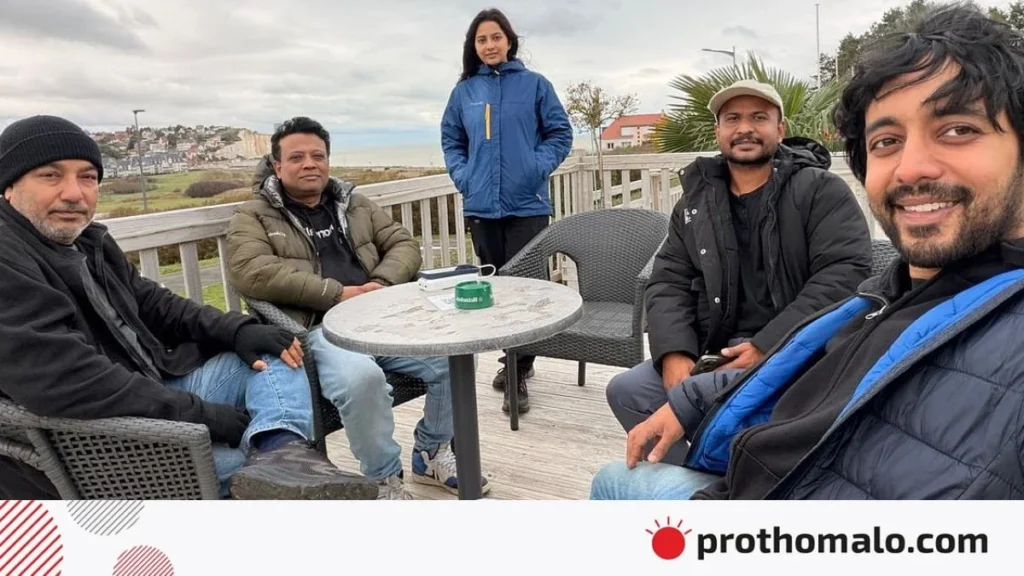 ‘দ্য অরেঞ্জ’ বা ‘পথের বন্ধু’ সিনেমার শুটিংয়ে পরিচালক স্বপন আহমেদের (বাম থেকে দ্বিতীয়) সঙ্গে অভিনয়শিল্পীরাছবি : পরিচালকের সৌজন্যে