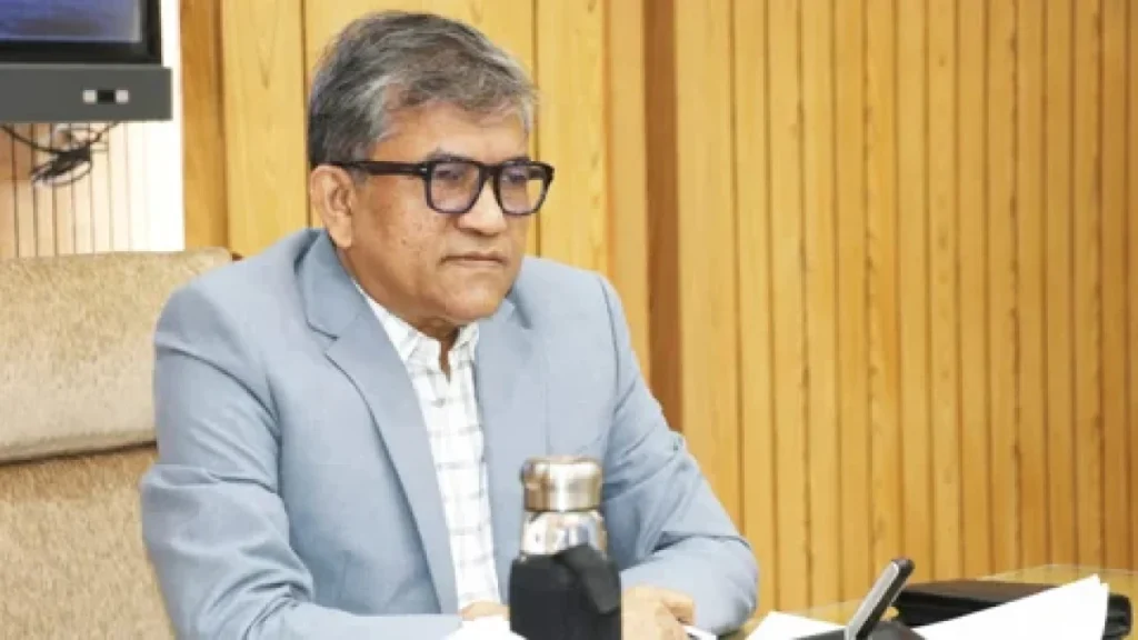 মেরিন একাডেমিতে ভর্তি কার্যক্রম ও আন্তর্জাতিক মানের প্রশিক্ষণ নিশ্চিতে আয়োজিত মতবিনিময় সভায় বক্তব্য রাখেন নৌপরিবহন সচিব মো. আতাউর রহমান। ছবি: আজকের পত্রিকা